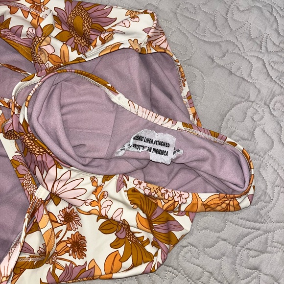 NWOT Floral one piece bathing suit open back size large - Picture 9 of 9